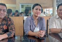 Keterangan Foto: (Kiri) Advokat Riky Kelly, SH, Korban Kartini dan Advokat Dwi Heri Mustika, SH