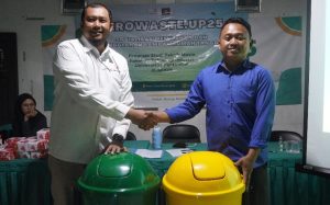 Dokumentasi: Penyerahan unit tempat sampah pilah dari tim PkM UPER kepada Desa Barengkok