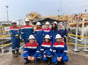 Dokumentasi: Dr. Farah dan tim peneliti Universitas Pertamina saat melakukan kunjungan lapangan ke salah satu pemangku kepentingan di Subang, Jawa Barat (2025).