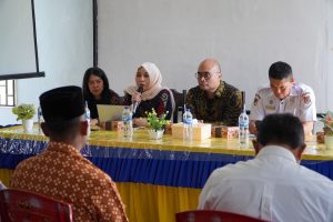Dokumentasi: Dr. Farah dan tim peneliti Universitas Pertamina saat melakukan pemaparan materi FGD di Kecamatan Batui Selatan, Luwuk, Sulawesi Tengah (2025).
