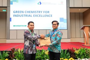 Dokumentasi: Wegik mewakili Universitas Pertamina menyerahkan tanda apresiasi kepada pembicara pada kegiatan Green Chemistry for Industrial Excellence.