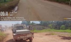 Jalan poros Tak Kunjung Diperbaiki warga Memohon Peran Serta Pemerintah kabupaten Banyuasin Untuk Lakukan perbaikan 