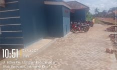 Proyek pemasangan paving blok Diduga tidak sesuai (RAB) di kantor Desa Tirto Sari Kec Mariana kab Banyuasin