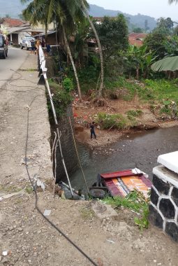 Mobil Boks Terperosok di Jembatan Bolang, Warga Cigudeg Minta Pengaman Jalan Segera Dipasang