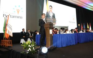 *Foto 2:*Direktur Penunjang Bisnis PT Pertamina (Persero) M.Erry Sugiharto memberikan sambutan dalam acara Wisuda ke-XIV Universitas Pertamina, di Gedung Sasana Kriya TMII, Senin (25/5/2026).