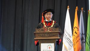 *Foto 3:*Pjs Rektor Universitas Pertamina Prof. Dr. techn. Djoko Triyono memberikan sambutan dalam acara Wisuda ke-XIV Universitas Pertamina, di Gedung Sasana Kriya TMII, Senin (25/5/2026).