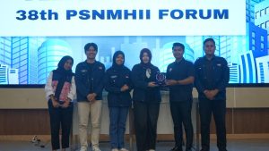 Dokumentasi: Zeffanya Tessalonika Manoppo (kiri) dan Paskarina Alfalahsea (kanan), mahasiswi Program Studi Hubungan Internasional Universitas Pertamina, menerima trofi Juara I kategori Chamber Policy Brief pada Pertemuan Nasional Mahasiswa Hubungan Internasional se-Indonesia (PSNMHII) ke-38 Tahun 2026 di Bandung.