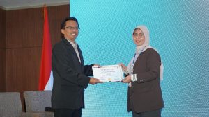 Dok.: Dr. Laksmi menerima penghargaan sebagai pembicara dari sekor akademis dalam kegiatan Rubber Week
