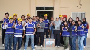 Dokumentasi mahasiswa Program Studi Teknik Logistik Universitas Pertamina (UPER) bersama tim dalam pelaksanaan program PF SESAMA (Seragam Sekolah Pertamina untuk Semua).