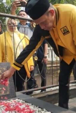 HUT ke-62 Golkar, Jaro Ade Ziarah ke Makam Mantan Bupati Bogor dan Gelar Aksi Sosial